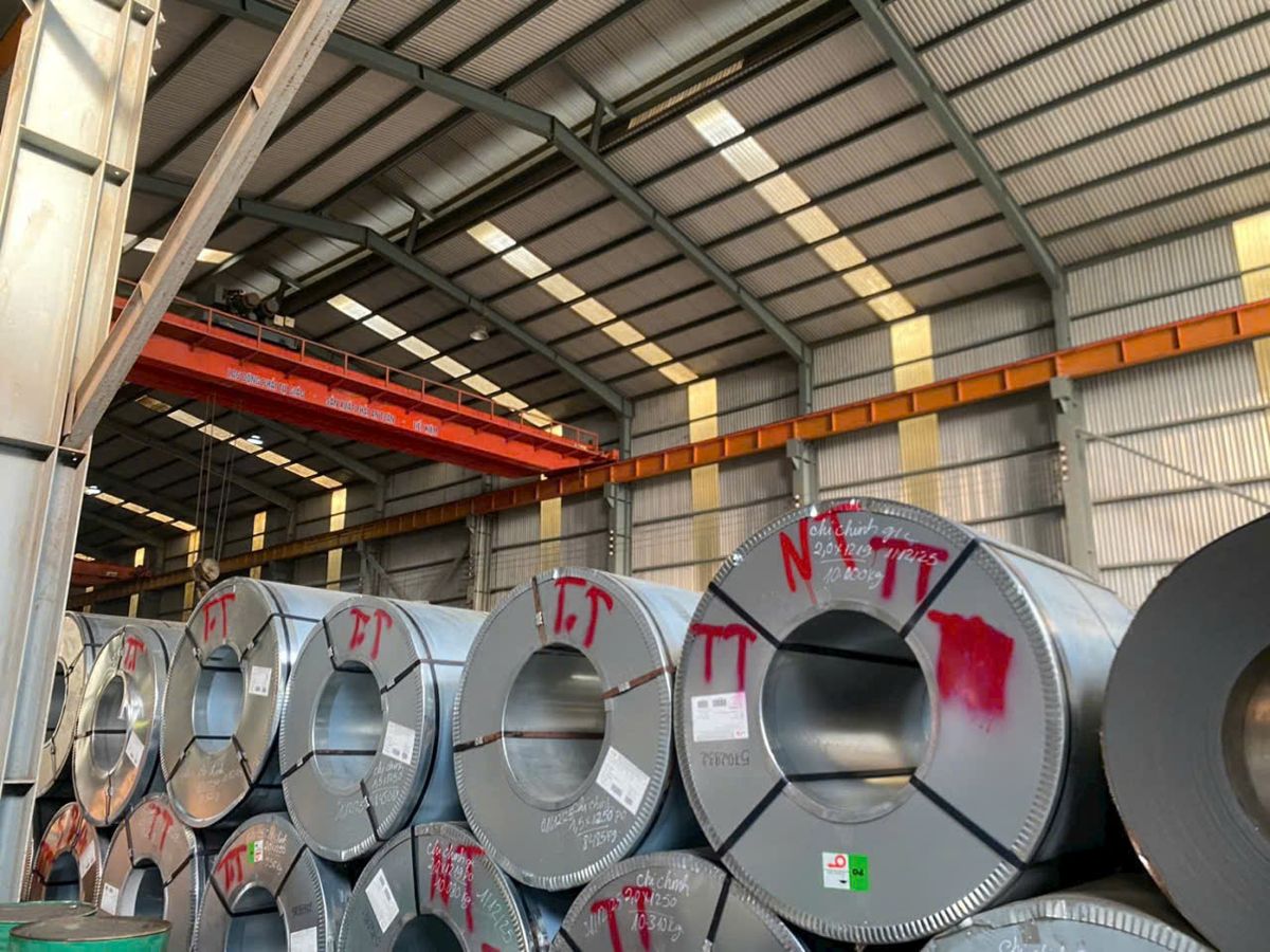 Cuộn thép nhập khẩu tại kho Nhân Trí