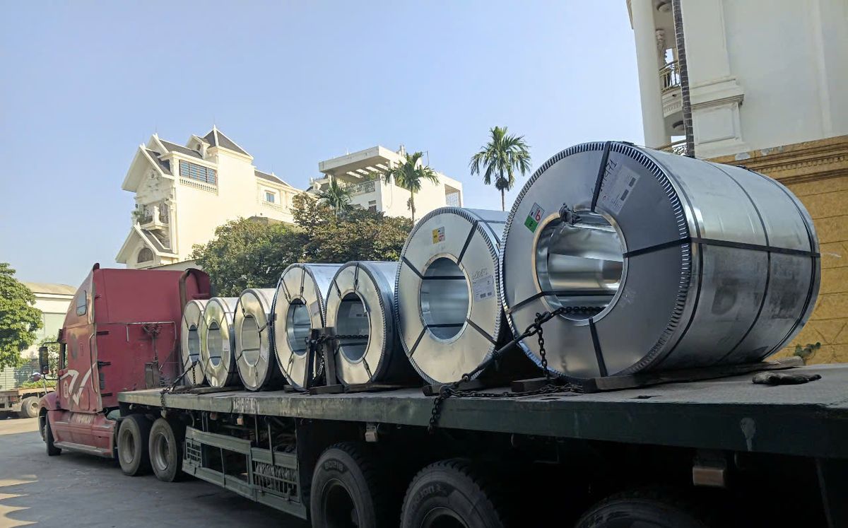 Xe đầu kéo chở cuộn về xưởng