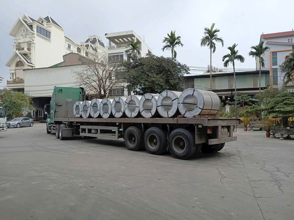 Xe chở thép cuộn giao tới khách hàng