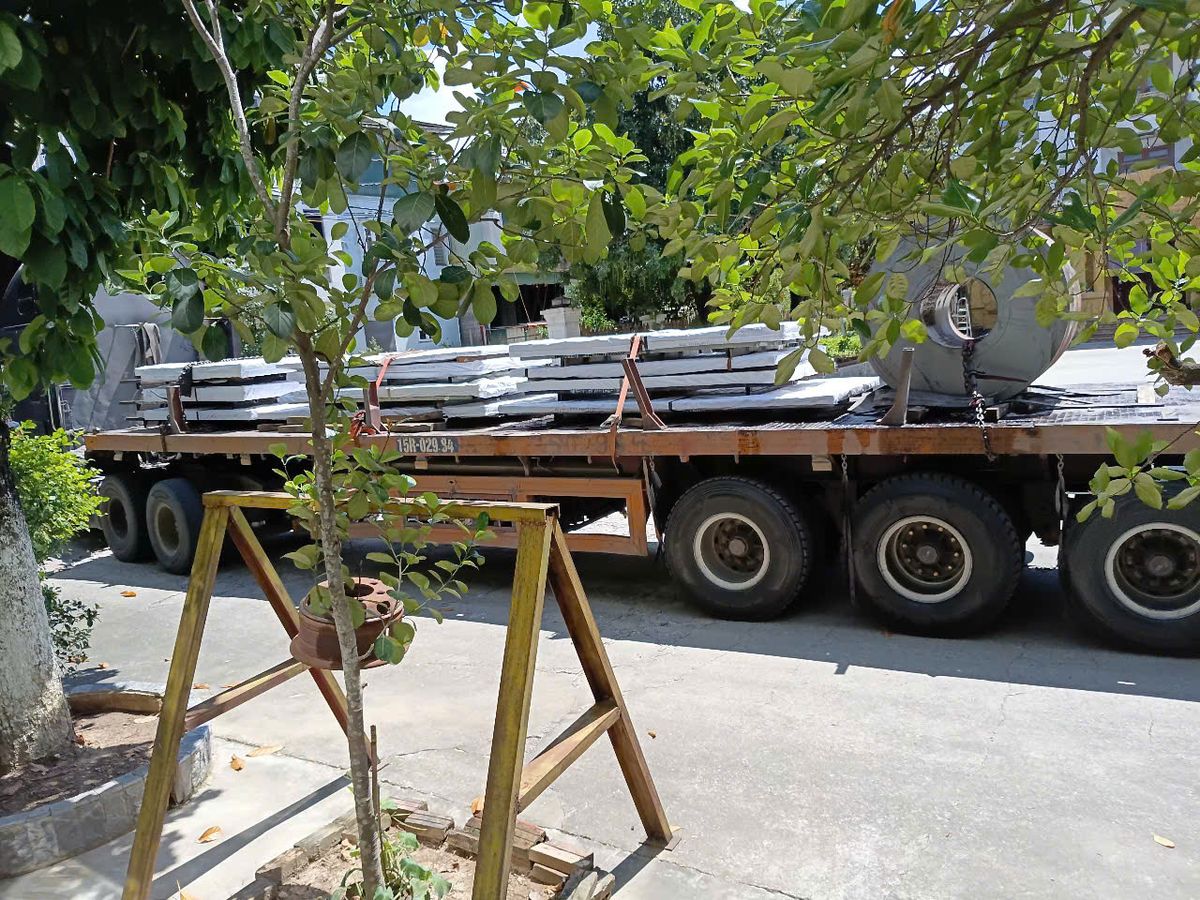 Xe chở thép đi giao