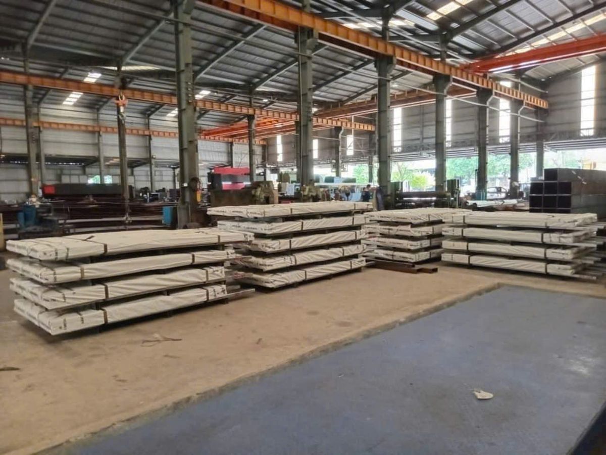 Khu tập kết thép tấm trong xưởng